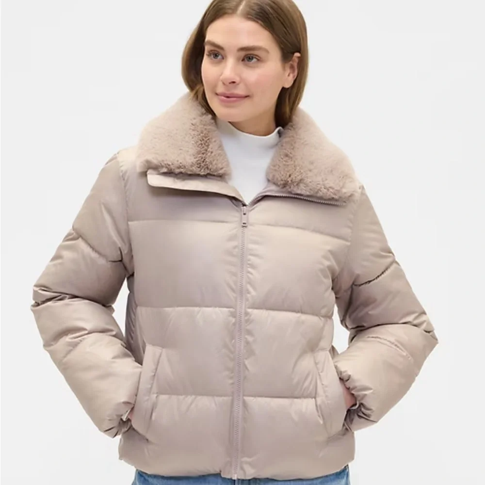 GAP 100% Recycled Relaxed Short Puffer Jacket in Tan